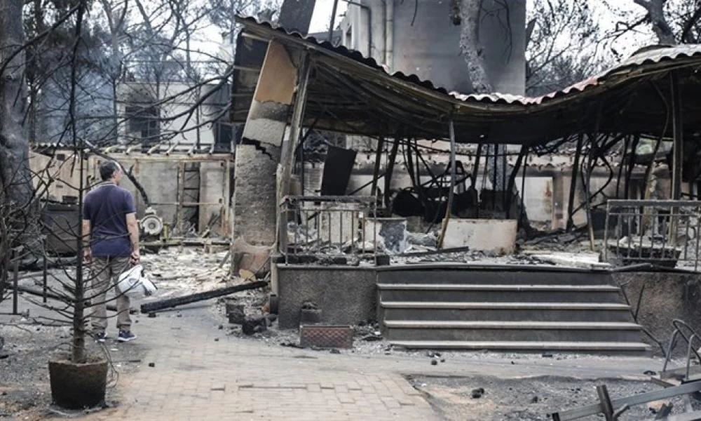 Μάτι: Βγάζουν από τις κατασκηνώσεις τους πυρόπληκτους (βίντεο)
